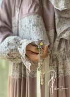 شرشف صلاة سستة دانتيل حزام موف على رمادي