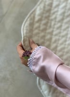 شرشف صلاة لف وردي على موف فاتح بالكروشيه و الورد