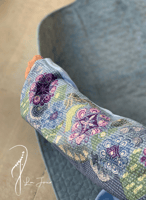 شرشف صلاة رسم باتيك لف ازرق و الطرحة مثبتة .