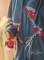 شرشف صلاة سستة ازرق غامق مزين بالكروشيه احمر من لا...