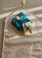 شرشف صلاة لف قطن ازرق بالكروشيه و الورد الاويا فخم