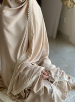 شرشف صلاة مربع مثل الملاية اللف بيج