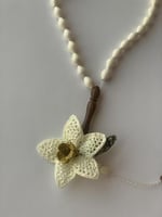 سبحة 33 عظم مزينة بالكروشيه الورد اوف وايت اصفر