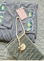 شرشف صلاة لف ازرق غامق مزين بالاويا من لاجور