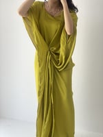 فستان حرير اخضر درابيه فري سايز يلبس بعدة طرق طوبي