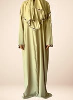 شرشف صلاة سحاب بيج مزين بالكروشي يدوي و الطرحة منف...