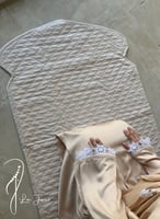 شرشف صلاة لف بيج ستان اويا ابيض و الطرحة مثبتة .