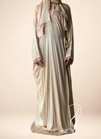 شرشف صلاة لف بيج ستان اويا وردي و الطرحة مثبتة.