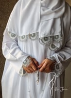 شرشف صلاة لف أبيض مزين بورود الأويا اليدوية من لاج...