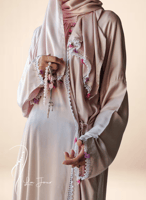 شرشف صلاة لف وردي فاتح بالكروشيه و الورد الموف و ا...