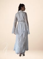 قميص نوم وروب ابيض حرير و دانتيل