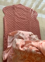 شرشف صلاة رسم باتيك لف خربزي وردي و الطرحة مثبتة .