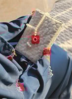 شرشف صلاة سستة ازرق غامق مزين بالكروشيه احمر من لا...