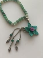 سبحة 33 عقيق برازيلي أخضر مزينة بوردة أويا كروشيه