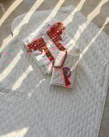 شرشف صلاة لف ابيض مزين بالكروشيه ترتر احمر الفاخر...