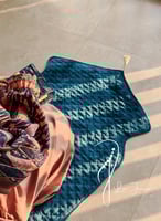 شرشف صلاة لف بيج غامق على بني رسم باتيك فاخر