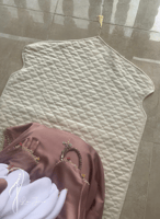 شرشف صلاة لف بصلي على بني باستيل بالكروشيه و الورد...