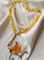 سبحة 33 عقيق برازيلي أصفر مزينة بوردة أويا كروشيه