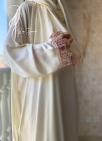 شرشف صلاة اويا ورد وردي لف اوف وايت و الطرحة مثبتة