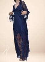 قميص نوم وروب كحلي حرير و دانتيل