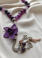 سبحة 33 عقيق برازيلي رخامي رمادي وطوبي مزينة بوردة...