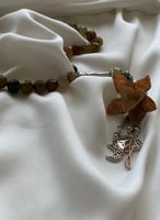 سبحة 33 عقيق برازيلي بني وبيج مزينة بوردة أويا كرو...