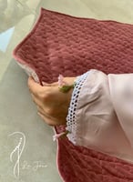 شرشف صلاة لف وردي على موف بالكروشيه و الورد الاويا