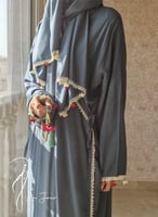 شرشف صلاة لف زيتي على رمادي بالكروشيه و الورد طوبي