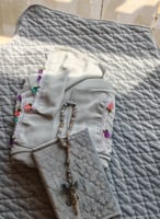 شرشف صلاة لف سماوي فاتح على رمادى بالكروشيه و الور...