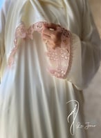 شرشف صلاة اويا ورد وردي لف اوف وايت و الطرحة مثبتة