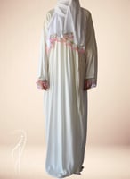 شرشف صلاة اويا ورد وردي لف ابيض و الطرحة منفصلة