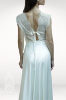 قميص نوم وروب (متوفر بعدة ألوان) مزين بالدانتيل