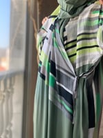 شرشف صلاة بمرد رمادي واخضر لف و الطرحة مثبتة