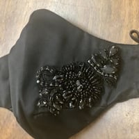 كمامة سهرة سوداء مع تطريز كريستال ميديم