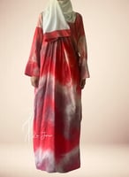 شرشف صلاة لف مرد منقوش احمر و الطرحة مثبتة.