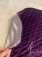 سجادة بنفسجي على احمر قطيفة