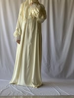 شرشف صلاة دانتيل سكري سحاب و الطرحة مثبتة.