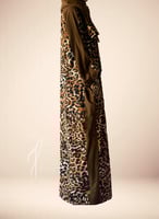 شرشف صلاه بنقشة النمر و الطرحة منفصلة .