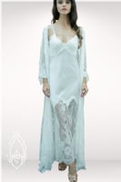 قميص نوم وروب ابيض حرير و دانتيل