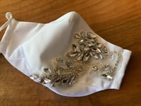 كمامة سهرة بيضاء مع تطريز كريستال ميديم
