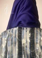 شرشف صلاة ورد ازرق سستة و الطرحة منفصلة .