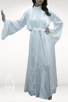 قميص نوم وروب ابيض حرير و دانتيل