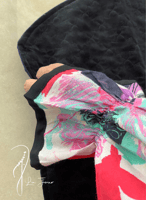 شرشف صلاة لف منقوش فوشي واسود و الطرحة مثبتة .