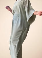 ثوب مطرز تفني فاتح على الاكتاف و الوسط