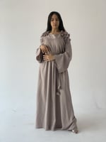 ثوب رمضاني بنفسجي فاتح مزين بالورد