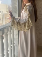 جلابية بيج مع حرير فرنسي منقوش