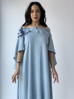 جلابية فاخرة اوف شولدر فراشات بارزة وكاب ازرق