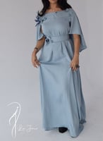 جلابية فاخرة اوف شولدر فراشات بارزة وكاب ازرق