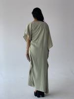 ثوب مطرز فستقي اخضر فاتح على الاكتاف و الوسط