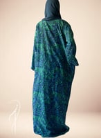 شرشف صلاة لف مرد منقوش ازرق واخضر و الطرحة مثبتة.